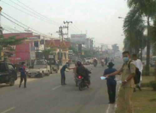 DLH Kabupaten Pelalawan Bagikan Ribuan Masker Antisipasi ISPA